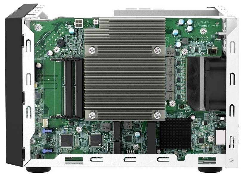 Närbild av ett industriellt elektroniskt kretskort inuti ett vitt metallhölje, med en stor central värmeavledare och flera kontakter.
