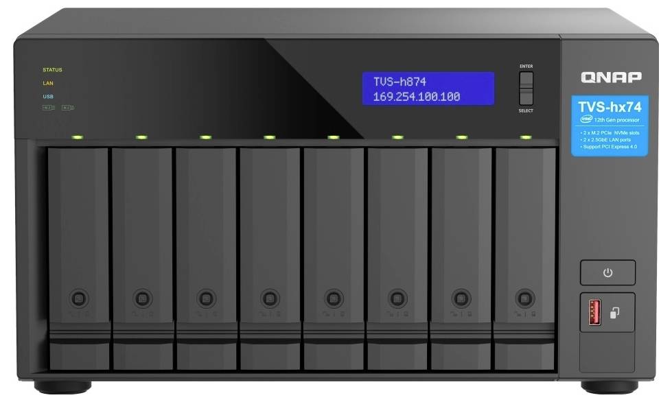 Frontvyn av en QNAP TVS-hx74 8-disklagringsenhet med diskfack, statuslampor, strömknapp och en liten skärm som visar "TUS-h874" och IP-adressen "169.254.100.100".