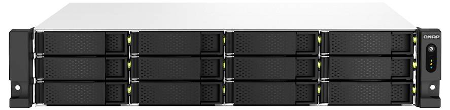 Frontvy av en QNAP rackmonterad lagringserver med flera utbytbara enhetsschakt och statusindikatorlampor.