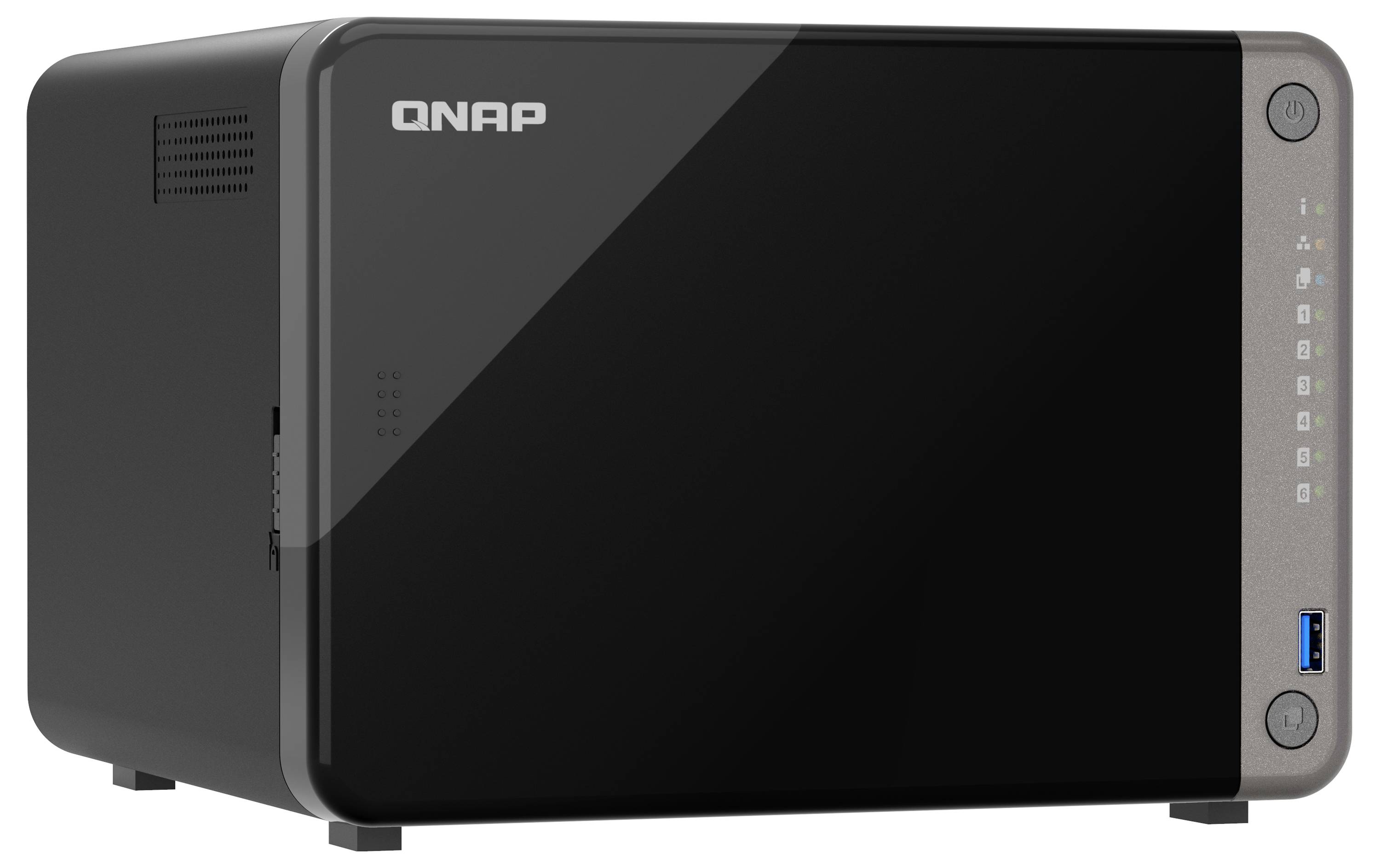 QNAP svart 2-fack nätverksansluten lagringsenhet med strömknapp på framsidan, statuslysdioder och USB-port.