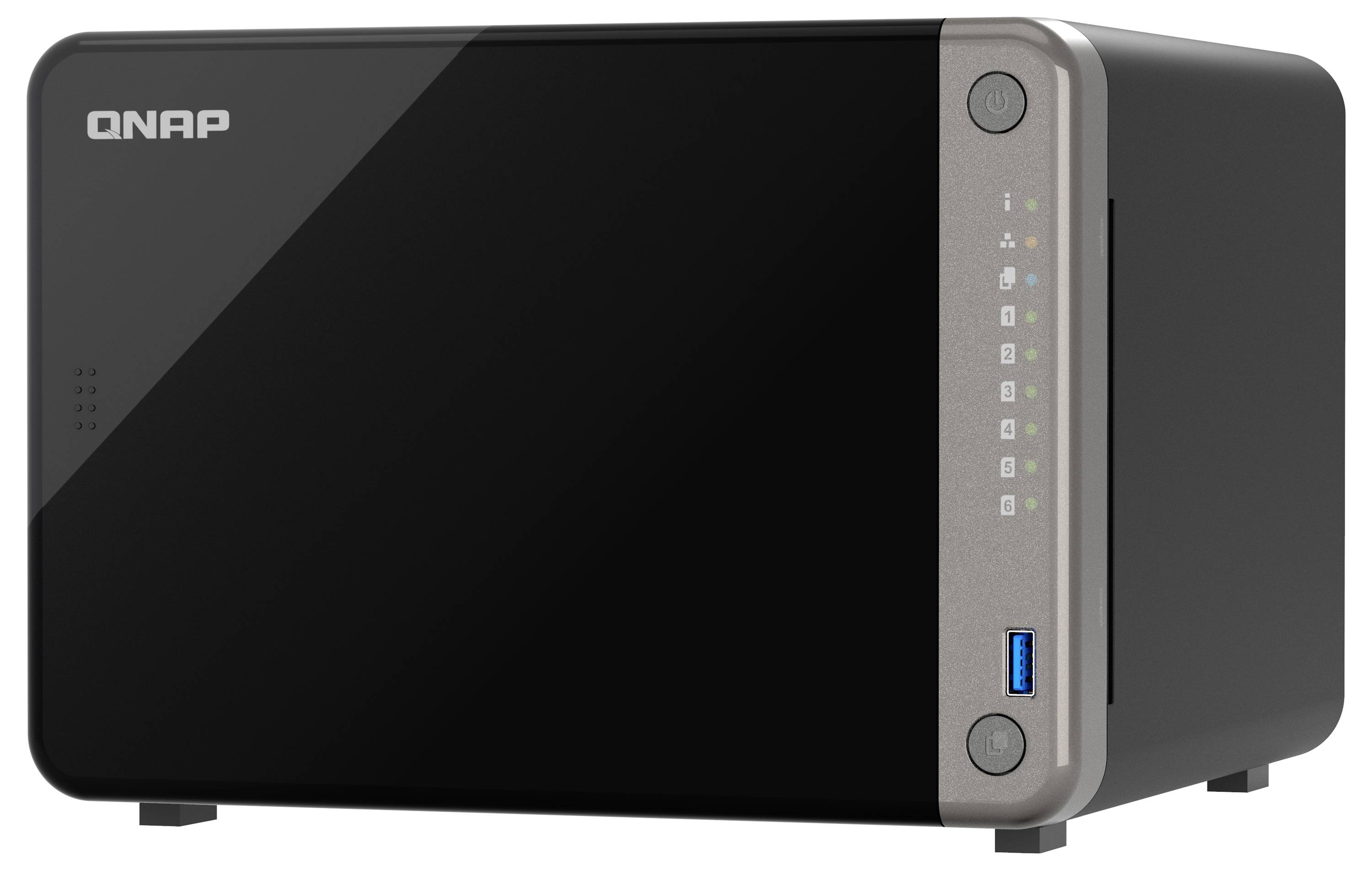 Svart QNAP skrivbords-NAS-hölje med framre strömknapp, status-LED:er och USB-port på höger sida.