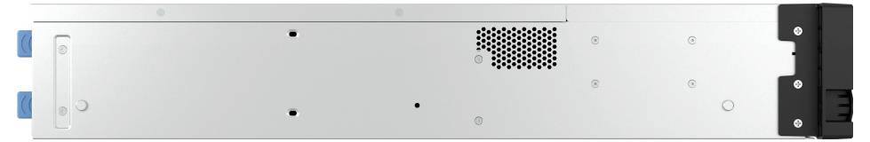 Baksida av en silver rackmonteringbar server eller hårdvarumodul med ventilationshål, skruvpunkter och en svart strömkontakt på höger sida.