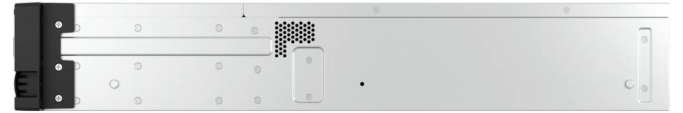 Baksida av en vit metallserver rack-monteringspanel med ventilationshål, monteringsskruvar och ett svart anslutningsblock till vänster.
