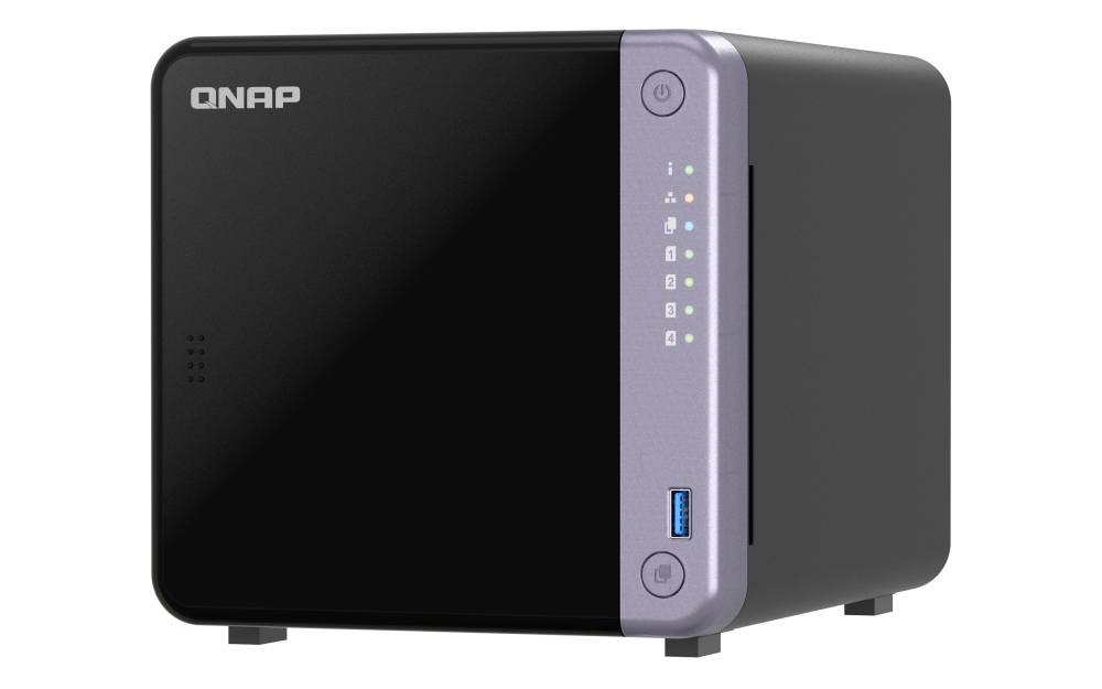 Frontvyn av en QNAP skrivbords-NAS-enhet med svart hölje, silverfärgad frontpanel, strömknapp, status-LED:ar och USB-port.