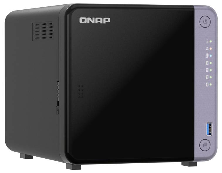 QNAP skrivbordsnätverksansluten lagringsinhägnad med strömknapp på framsidan, statuslysdioder och USB-port.