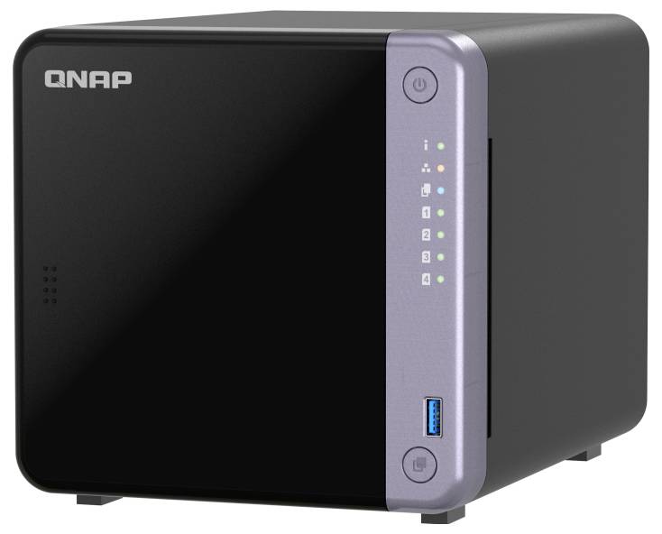 Svart QNAP nätverksansluten lagringsdevice med strömbrytare på framsidan, statuslysdioder och USB-port på en silverfärgad sidopanel.