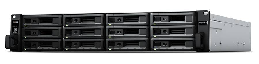 Frontvvy av en 4U-rackmonterad lagringserver med flera varmbytbara enhetsplatser och en silverfärgad sidopanel.