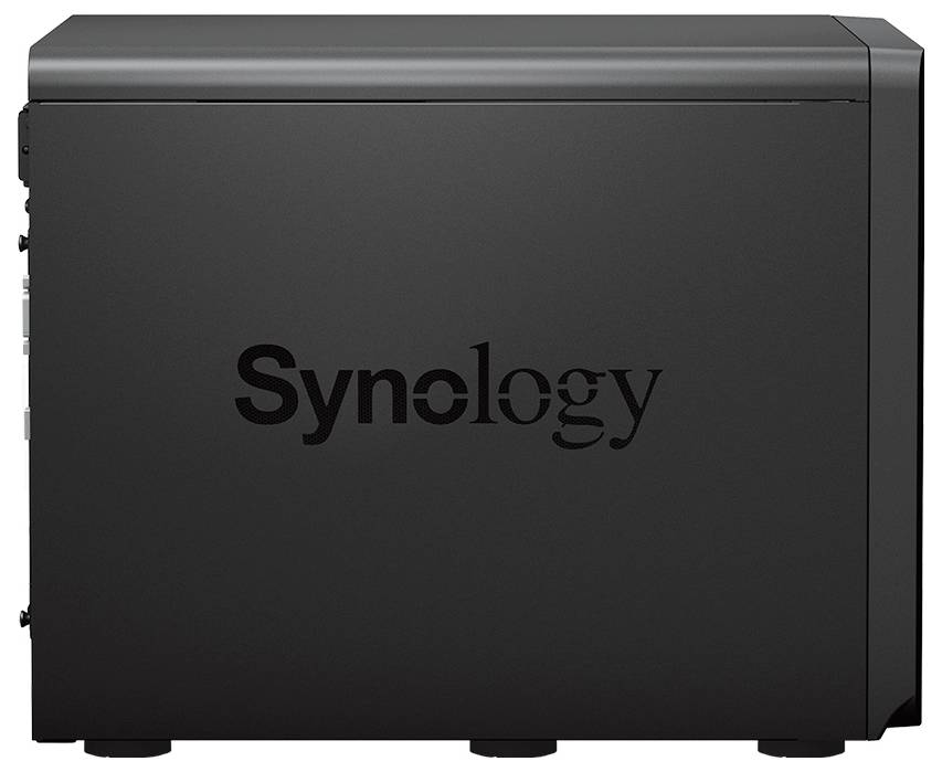 Svart Synology NAS-lagringsenhet visad framifrån med logotypen centrerad på panelen.