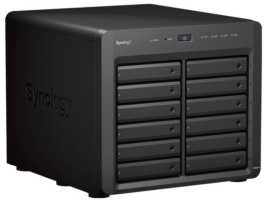 Svart Synology DiskStation NAS-server med 12 frontladdande diskenheter och status-LED:ar, visad på vit bakgrund.