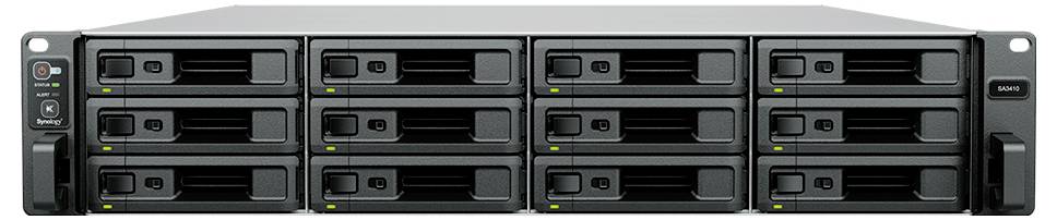 Frontvy av en rackmonteringsbar lagringsserver med tolv hot-swap-enhetsfack och statusindikatorer på ett svart metallchassi.