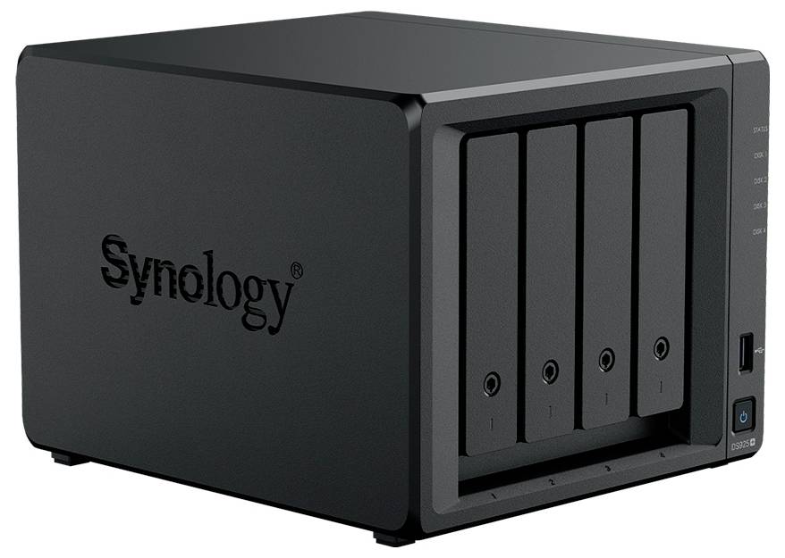 Synology fyrfackig svart NAS-lagringshölje med framåtriktade enhetsplatser och strömknapp, visad på vit bakgrund.