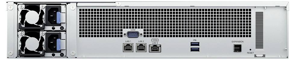 Bakvy av ett silverfärgat serverskåp med dubbla fläktar och strömmoduler på vänster sida, ventilationsgaller, LAN-portar, USB-portar, expansionsfack och återställningsknapp på höger sida.