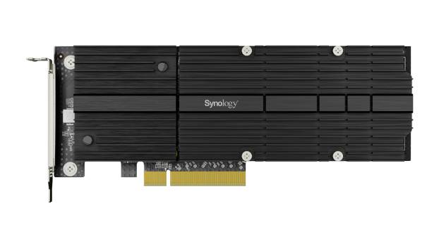 Ett Synology expansionskort, visat framifrån i svart med en metallkonsol och guldpläterad PCIe-anslutning.