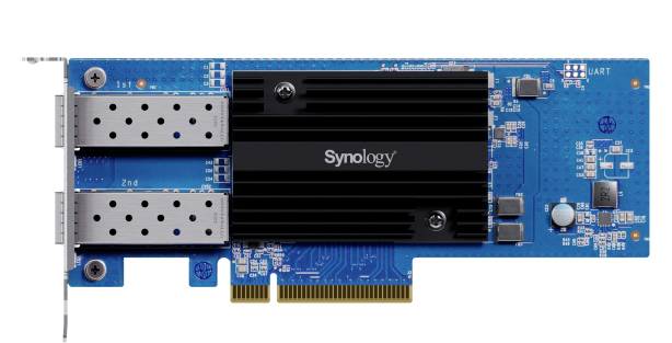 Synologys PCIe-nätverksexpansionskort med två metallportmoduler och ett stort svart värmeavledningselement på ett blått kretskort.