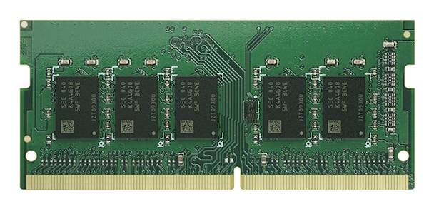 Grön datorminnesmodul (RAM) kretskort med sex svarta chips och guldkontaktstiften.