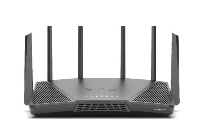 Svart trådlös router med fem antenner och gröna statuslampor, visad på vit bakgrund.