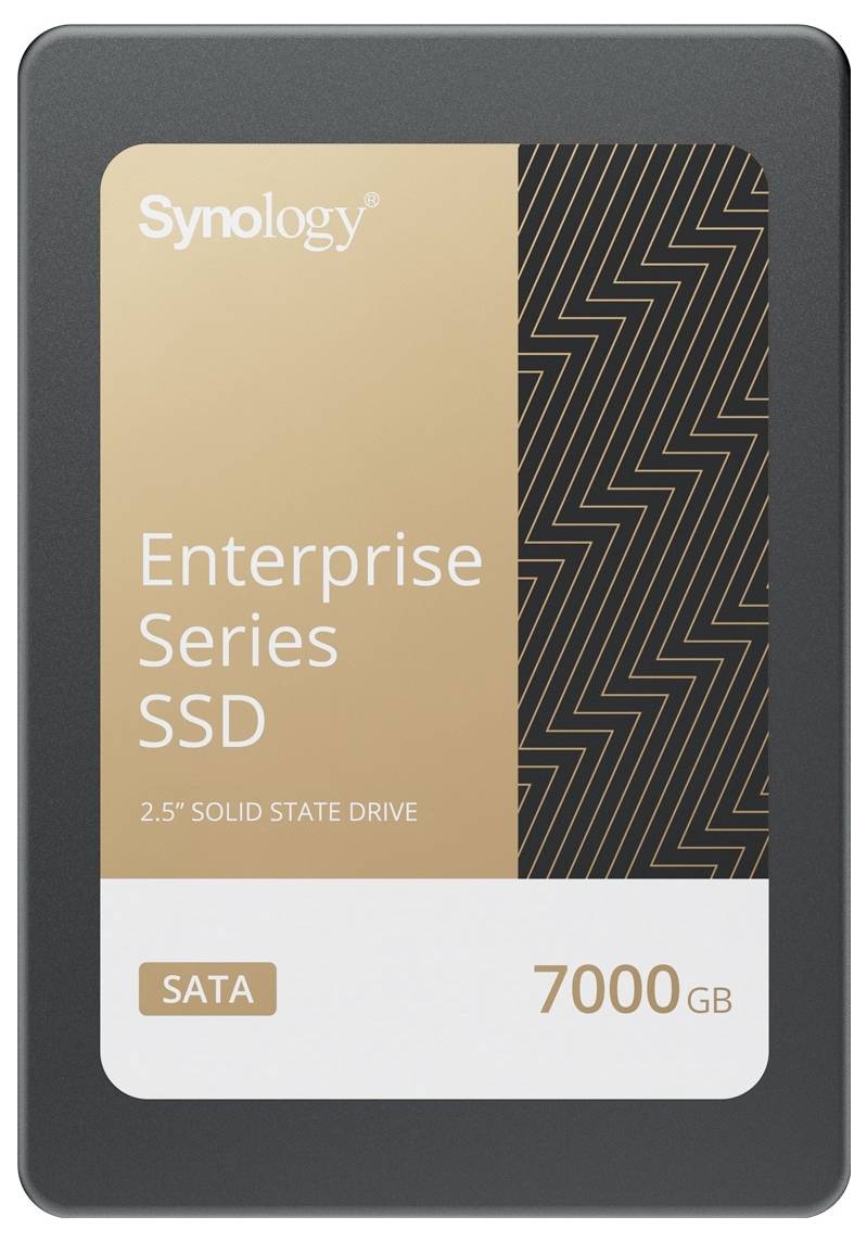 Synology Enterprise Series SSD-förpackning, märkt SATA och 7000 GB, visad på en mörk enhetformad bakgrund.
