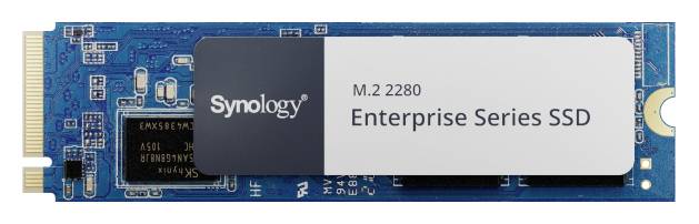En Synology M.2 2280 Enterprise Series SSD-modul på ett blått kretskort, visad horisontellt med guldpläterade anslutningspinnar på vänster sida.