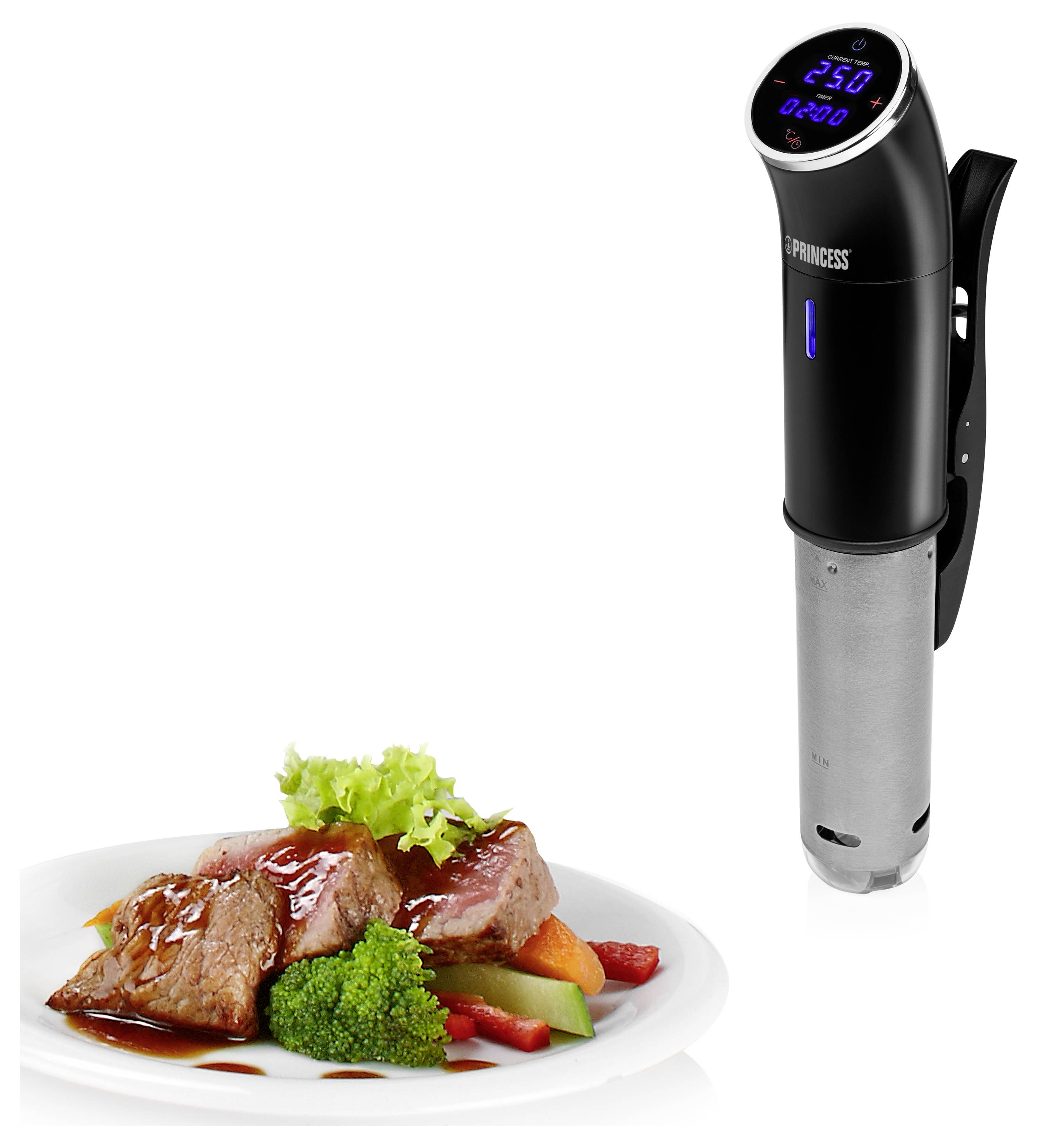 Sous-vide immersionskylare med digital display bredvid en servererad biff och grönsaker, som visar apparaten som används för precisionskockning.