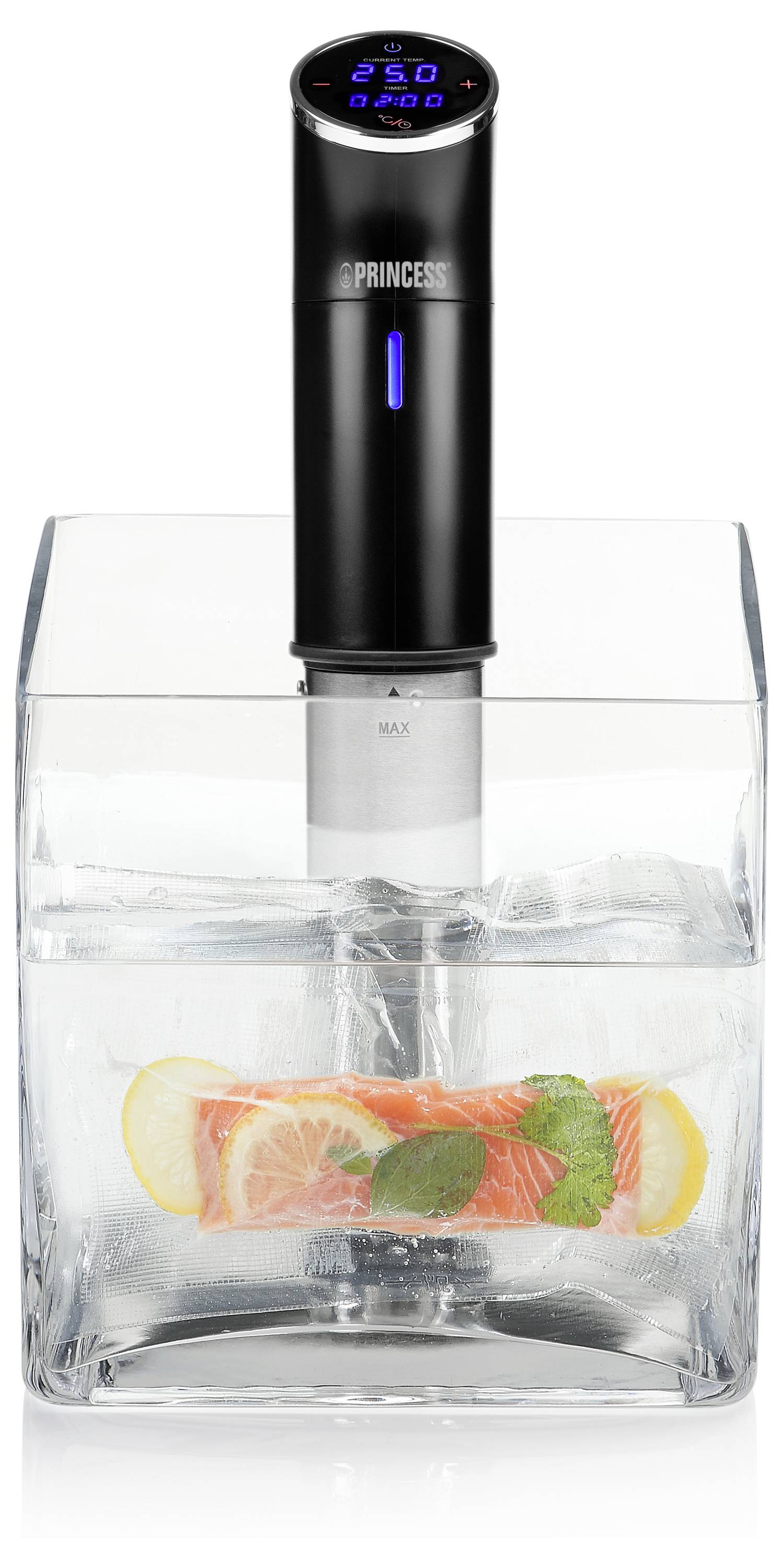 En svart nedsänkningscirkulatör kläms fast vid ett vattenbad och tillagar en vakuumförseglad laxfilé med citronskivor och örter sous vide.