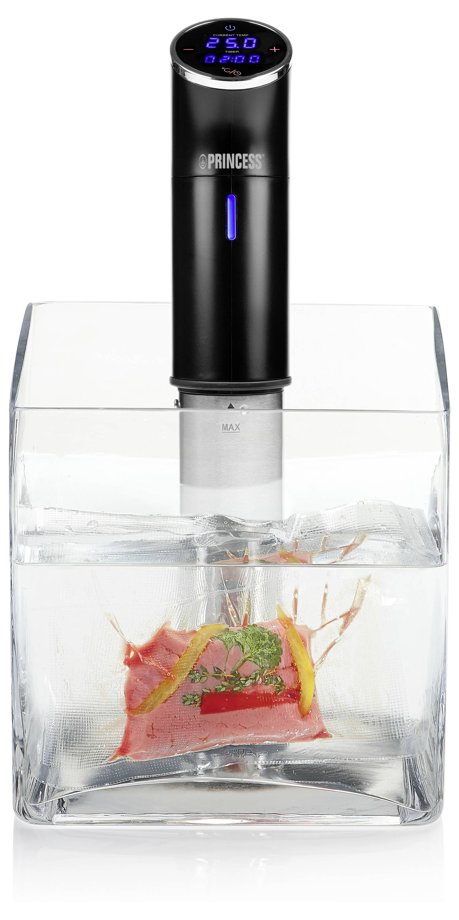 Svart PRINCESS bänkplatta med digital display, ståande i ett glaskärl med vatten och sous vide-matlagning av en försegld matpåse.