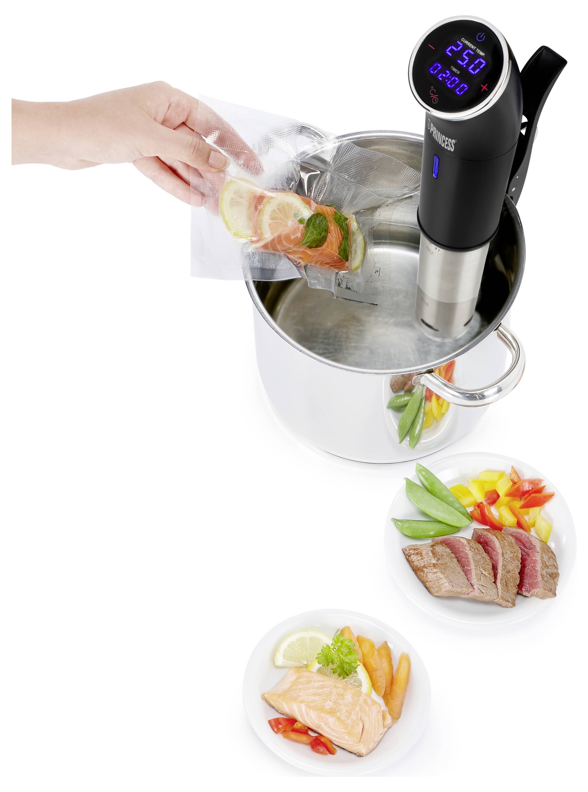 Hand som tar bort en förseglatplastpåse med mat från en rostfritt stål sous vide-kokare med digital display, med tillagad lax och kött platterad i närheten.