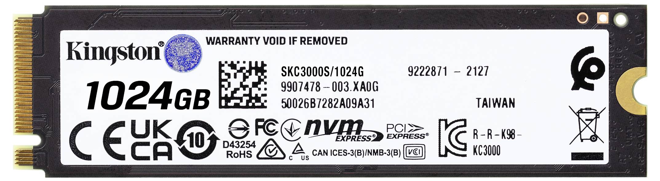 Kingston 1024GB SSD-etikett som visar modell SKC3000S/1024G, garantin upphävs om den tas bort, och certifieringslogotyper.