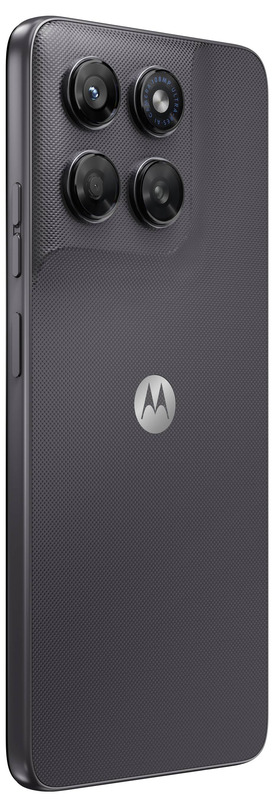 Bakvy av en svart Motorola-smartphone med en strukturerad baksida, fyra kameralinser i det övre vänstra hörnet och Motorola-logotypen centrerad under dem