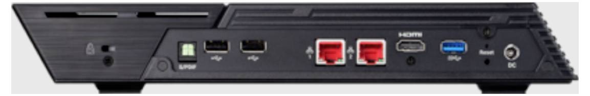 Bakvy av en svart nätverksenhet med strömingång, USB-portar, två röda Ethernet-portar, HDMI, blå USB-port, återställningsknapp och DC-strömknapp.