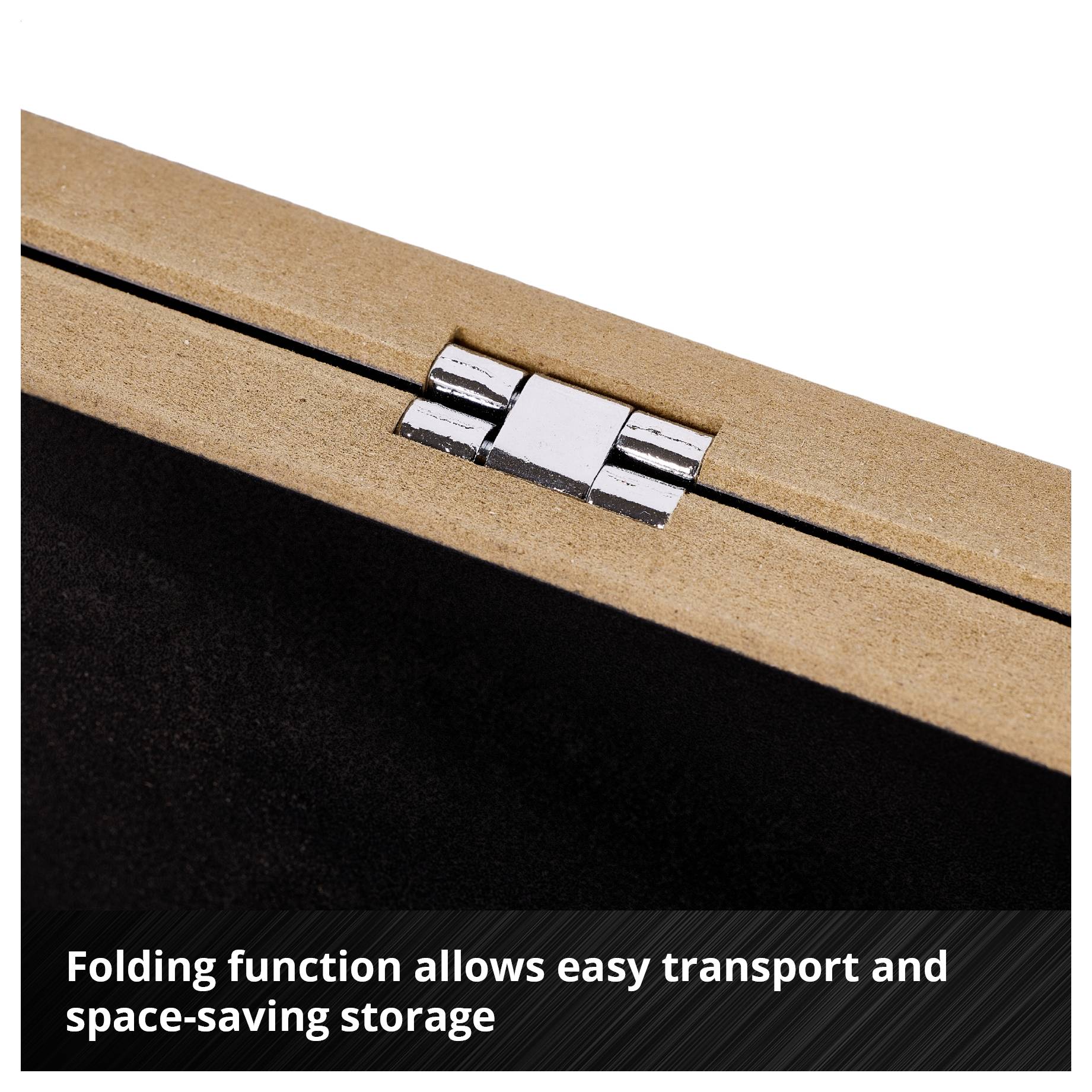 Närbild av ett gångjärn på en brun kartongförpackning; Text: 'Klappfunktionen möjliggör enkelt transporte och utrymmesbesparande lagring'.