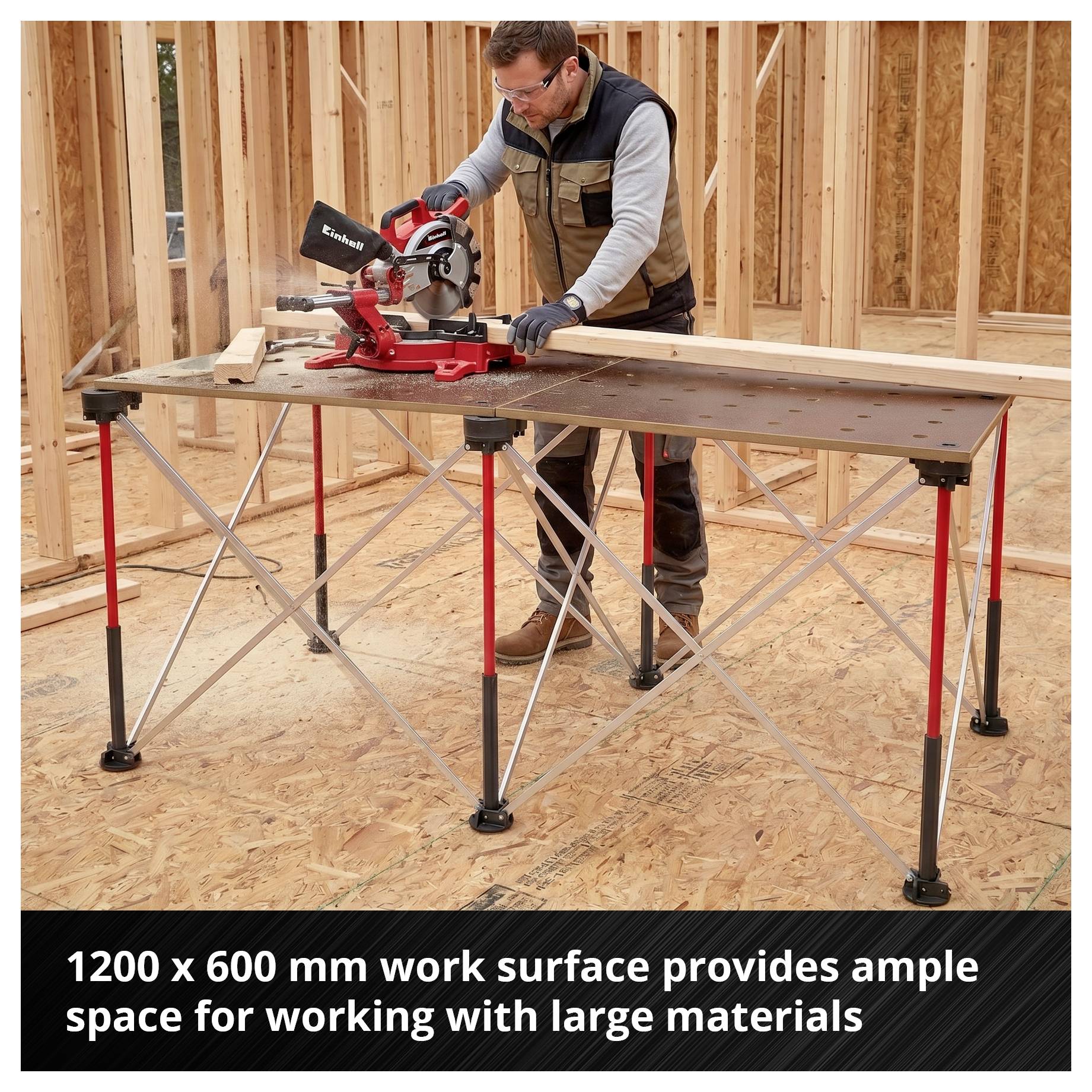 En hantverkare sågar en långt trälist med en kappsåg på en arbetsbordsyta på 1200 × 600 mm i ett råbygge; texten betonar mycket utrymme för stora material.