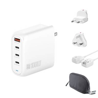 Vit 100W väggadapter med USB-C och USB-A portar, visad med utbytbara strömadapters och en liten blixtlåsförsedd resepåse.