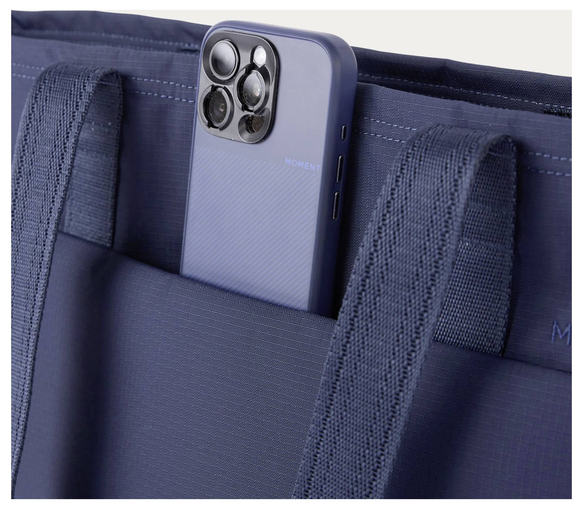 Moment Moment Everything Travel Tote 19L Navy Väska Notebookfack, Vattentät-5