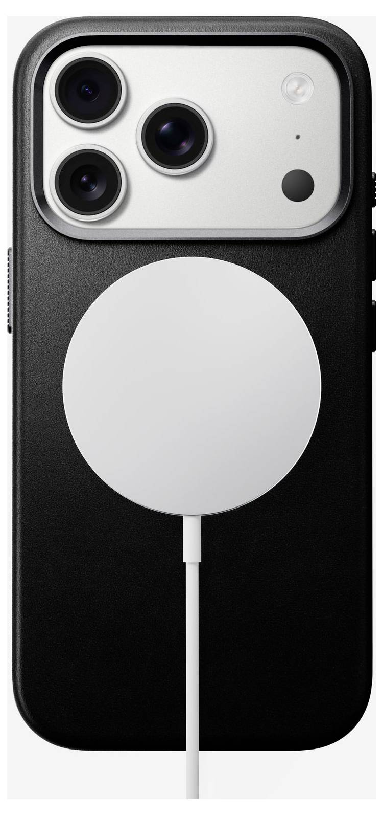 Svart smartphoneväska med tre utskärningar för bakre kameror och en centrerad cirkulär MagSafe-laddningsplatta, visad med en vit kabel ansluten.