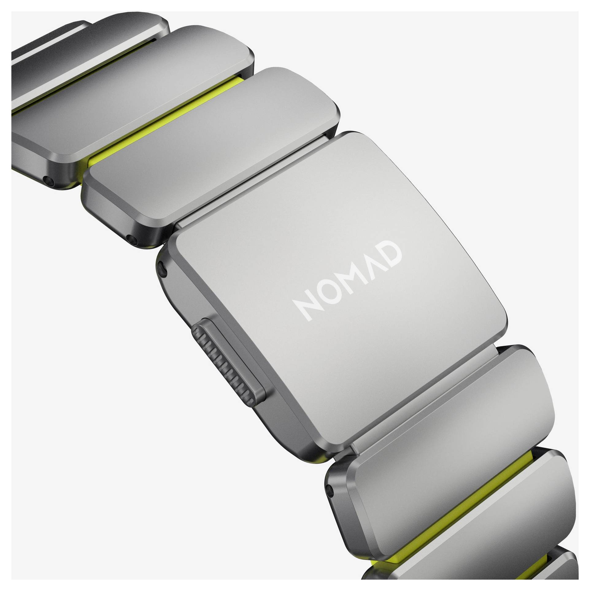 Silver NOMAD smartwatch med modulära metallänkar och gula accenter på vit bakgrund.