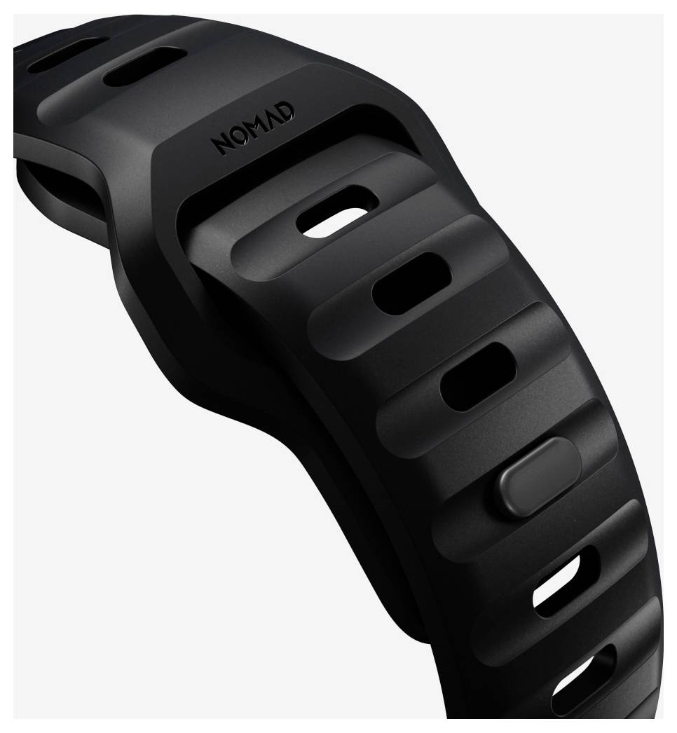 Närbild av ett svart Nomad smartwatch-band med ribbade ventiler och en justerbar spänne på en vit bakgrund.