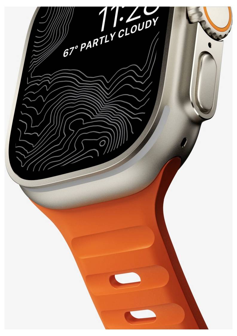 Närbild av en smartwatch med svart topografisk urtavla som visar "11:28" och "67° DELVIS MOLNIGT," plus ett orange sportarmband.