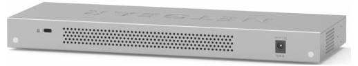 Frontvyn av en silverfärgad rackmonterbar nätverksenhet eller server med perforerad frontpanel och strömknapp på höger sida.