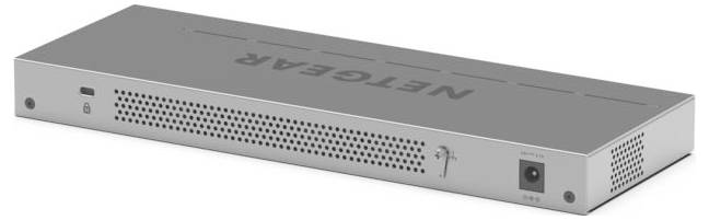 Silvergrå NETGEAR-nätverksomkopplare/routerapparat med ventilationshål på framsidan, statuslampor och en strömingång på högra sidan.
