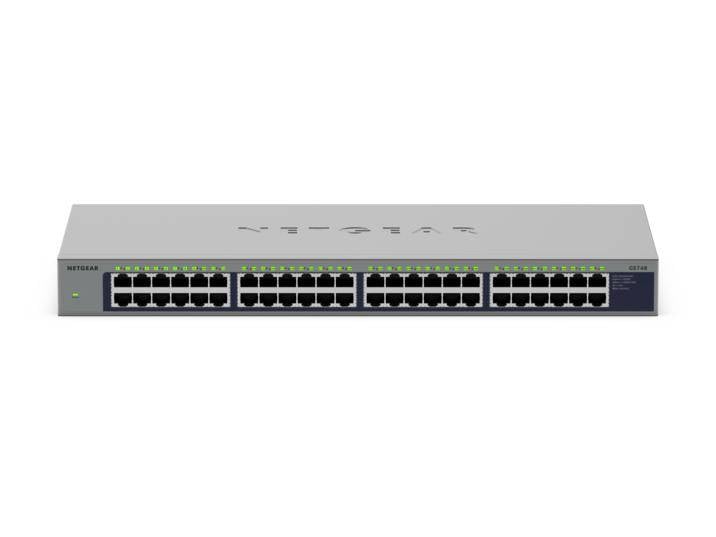 Frontsida av en NETGEAR Ethernet-nätverksswitch med 48 numrerade RJ45-portar och statusled på en vit bakgrund.
