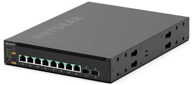 NETGEAR rackmonterad nätverksswitch visad i perspektiv, med flera främre Ethernetportar och statuslampor på ett grått metallchassi.