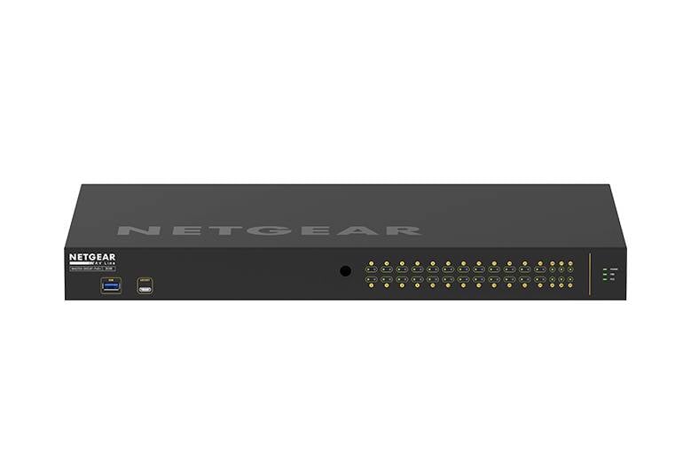 Frontvy av en NETGEAR rackmonterad nätverksväxel med två USB-portar på vänster sida och rader av Ethernet-portar och status-LED:er på höger sida.