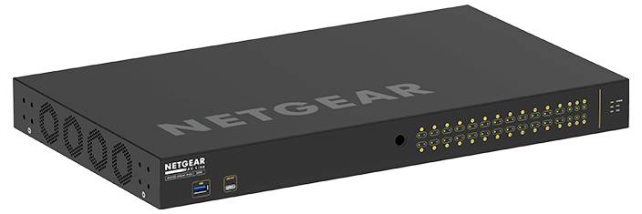 NETGEAR rackmonterad nätverksväxel visad i vinkelvy, med statuslampor på framsidan, ventilationsfläktar och USB-portar.