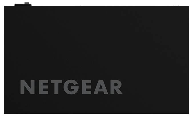 Svart NETGEAR-märkt enhet med frontpanel och "NETGEAR"-logotypen nära nedre vänstra hörnet.