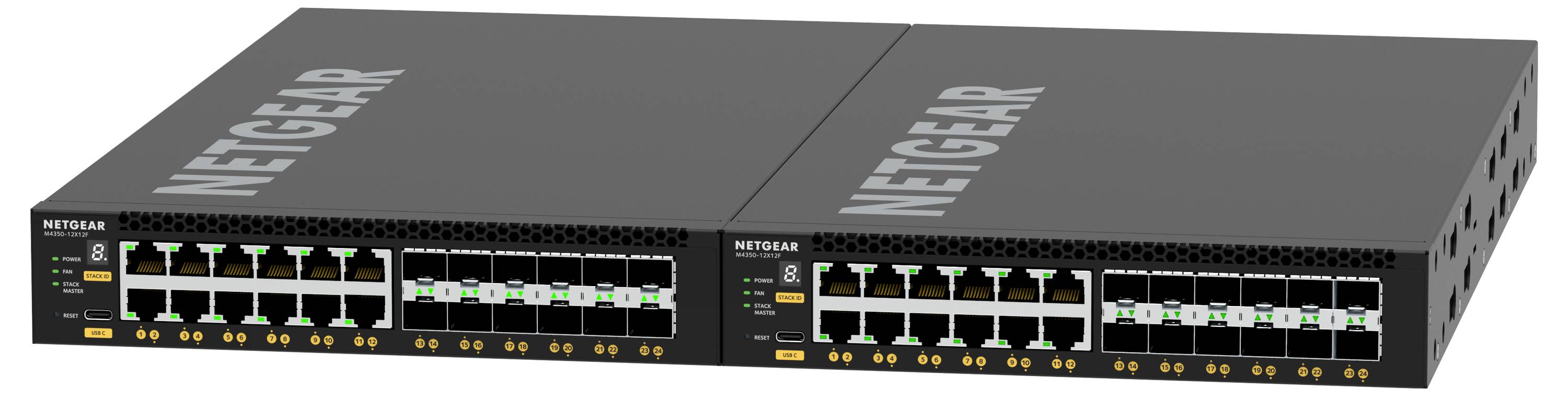 Två staplade NETGEAR rackmonterade nätverksväxlar med flera Ethernet-portar och statusindikatorer, visade i en produktstilsvy.