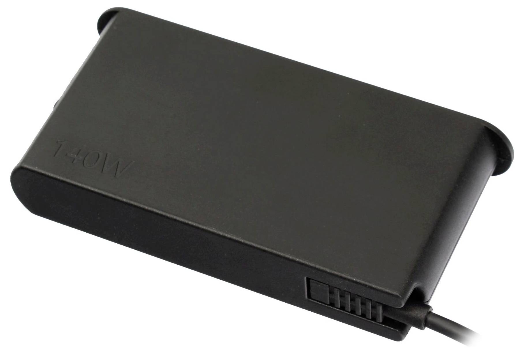 Svart rektangulär bärbar datorbatteripack med bifogad strömkabel, visad på en vit bakgrund.