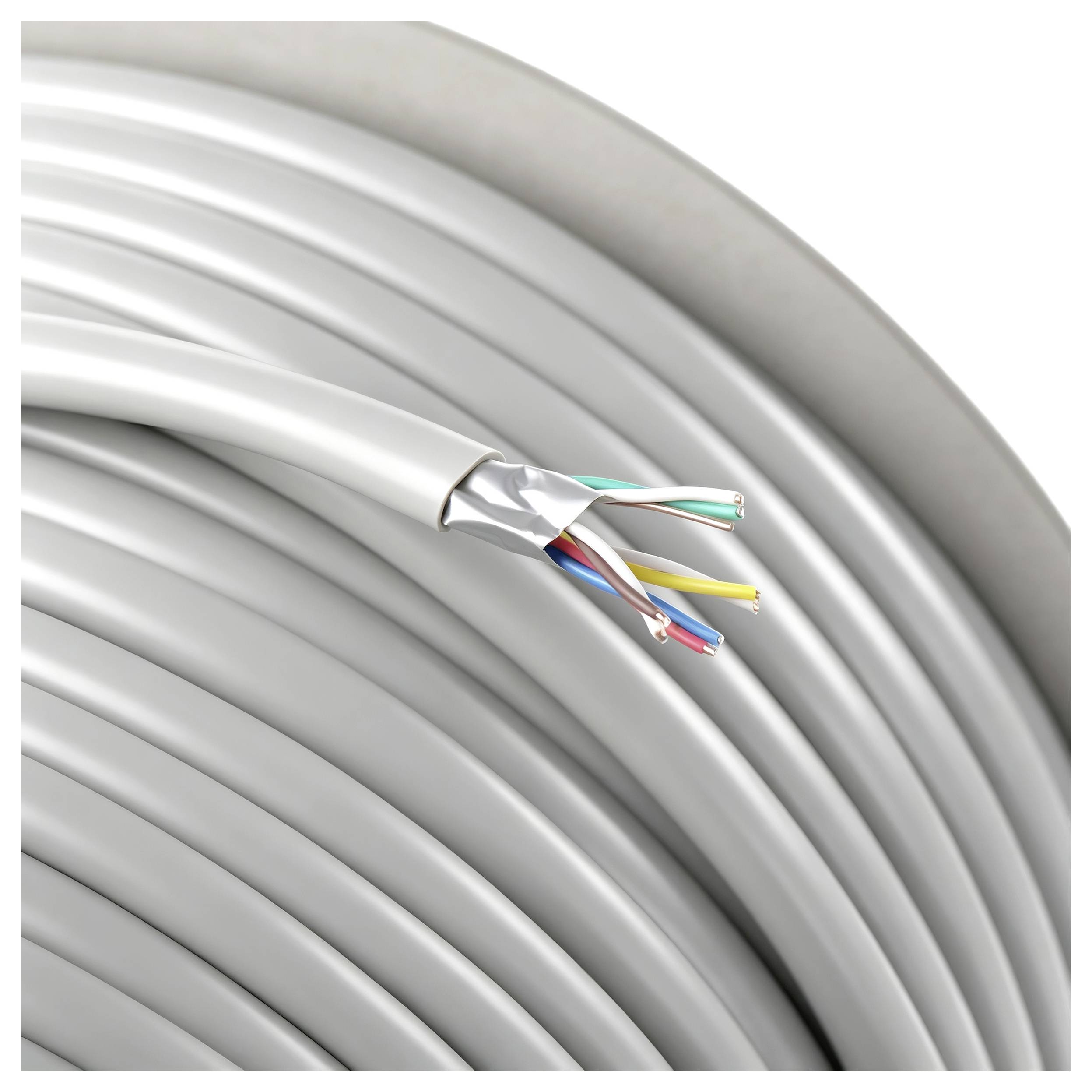 Närbild av en uppruklad grå kabel med den yttre skiktet bortklippt, som blottar flera färgade interna ledningar.