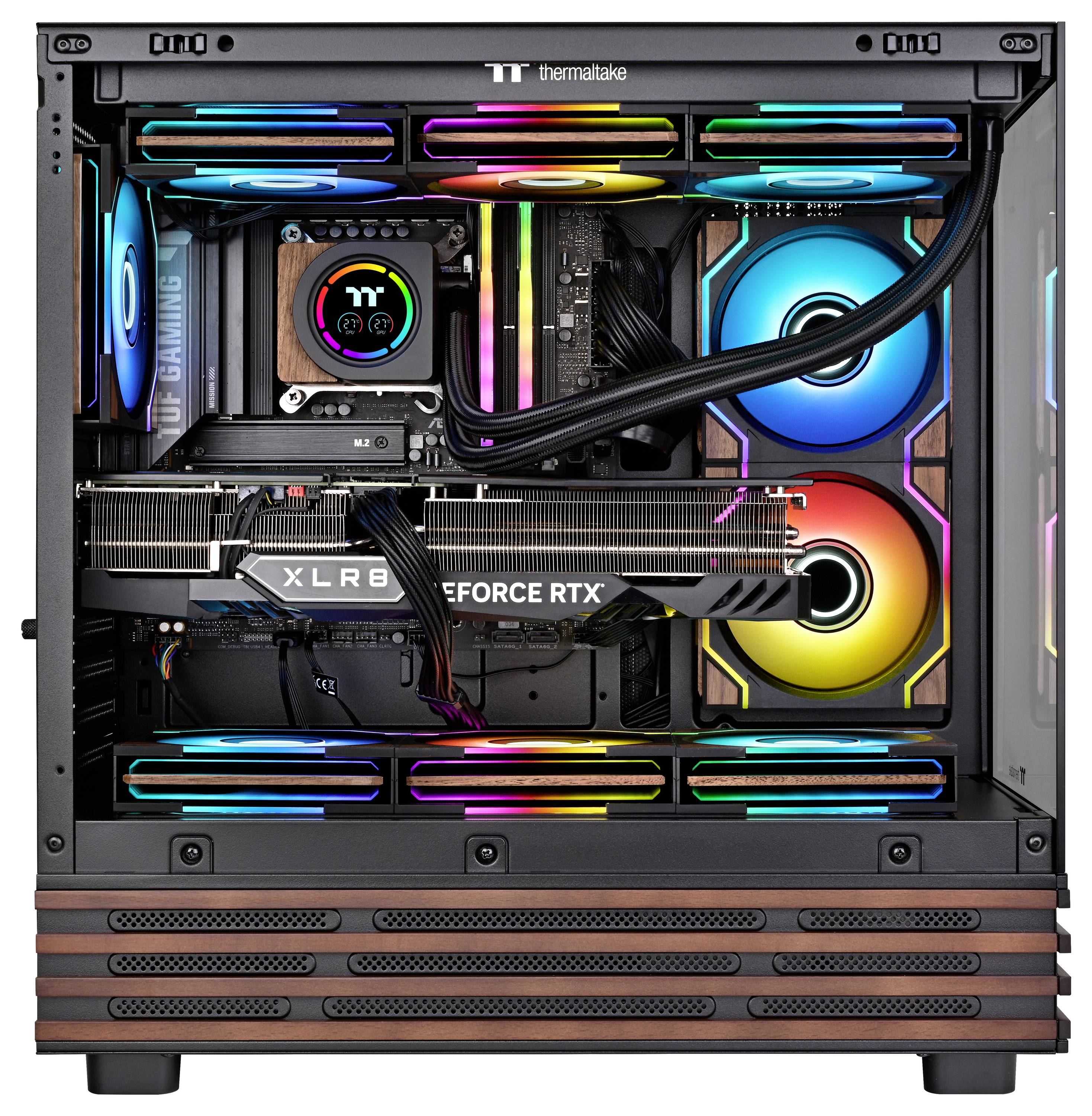 Anpassad stationär dator med härdat glaspanel på sidan, RGB-belysade fläktar och vätskekylning, visar ett NVIDIA GeForce RTX-grafikort och kabelorganiserade komponenter.