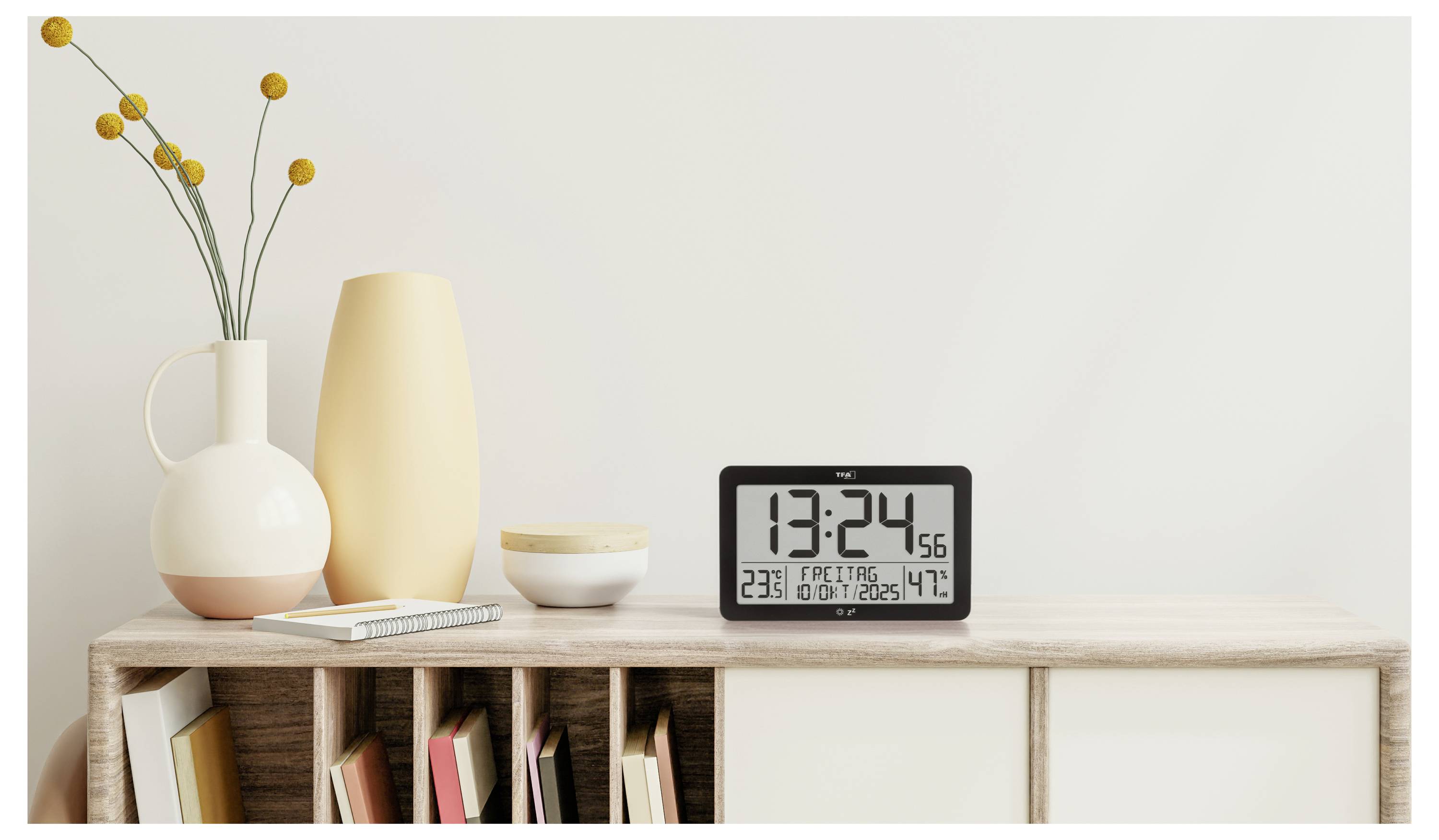 Minimalistisk träskåp med böcker, vaser och blommor, med en digital klocka som visar 12:34 och datumdetaljer.