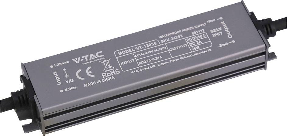 Svart V-TAC LED-drivare strömförsörjningsmodul med ingångs-/utgångsspesifikationer tryckt på höljen och anslutna kablar i båda ändarna.